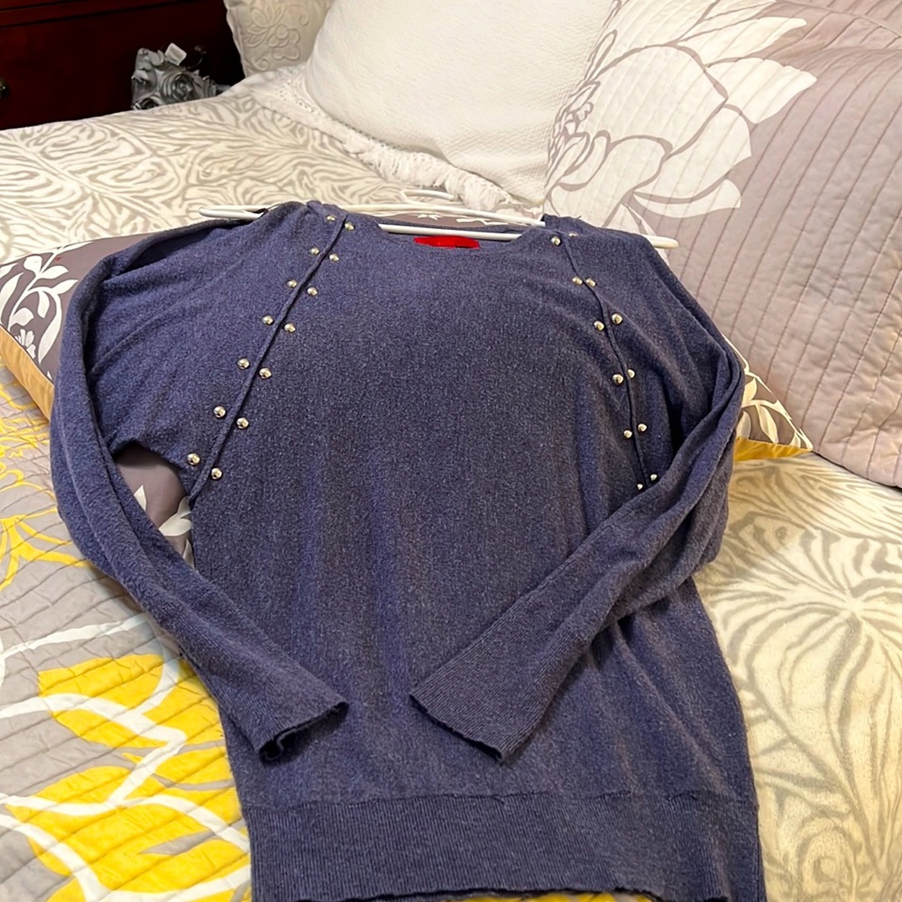 Open shoulder top Jennifer Lopez ,, soft knit with silver accents on both sides.